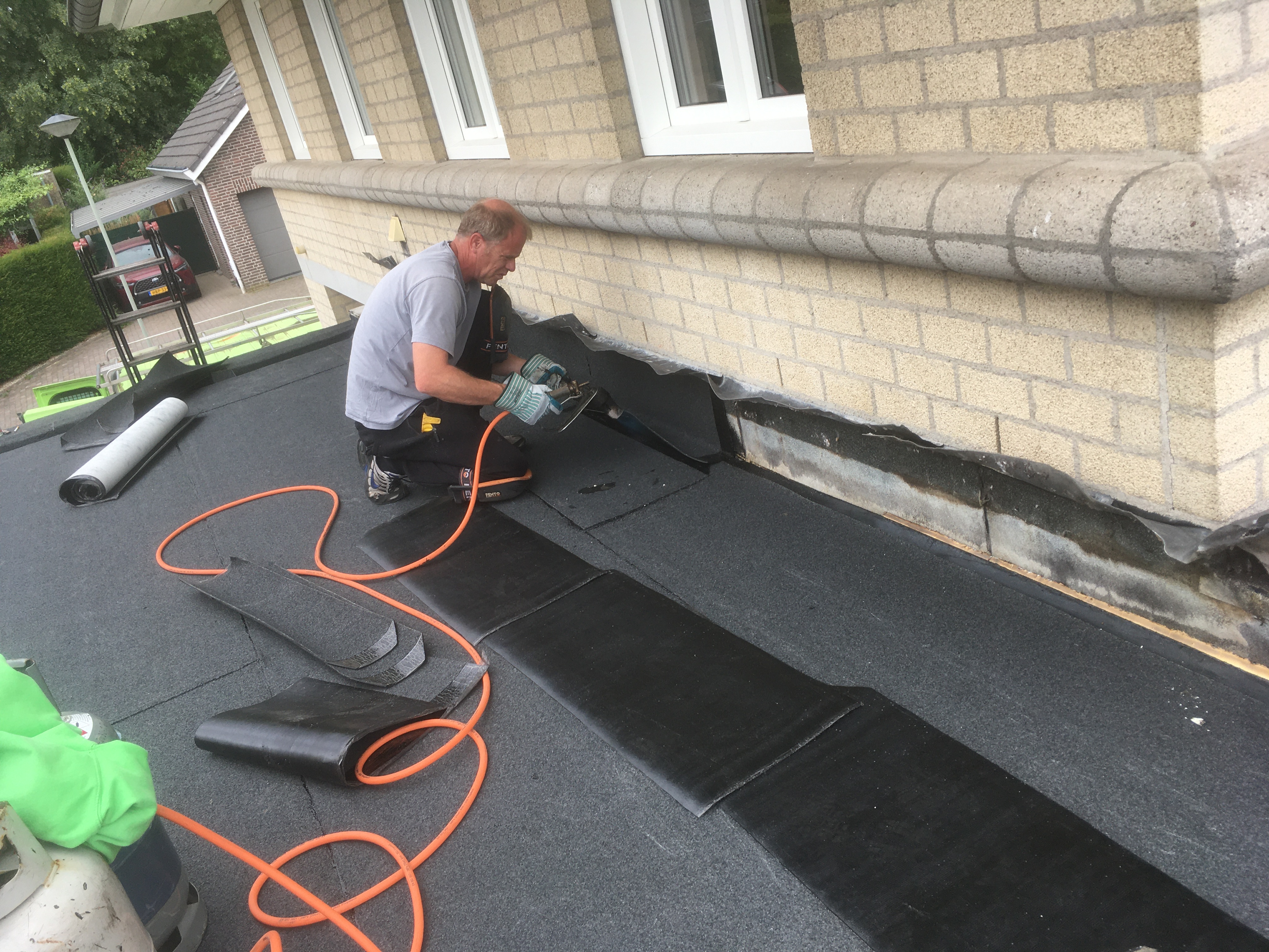 Tijdens: ter plaatse van de gevel worden detailstroken aangebracht